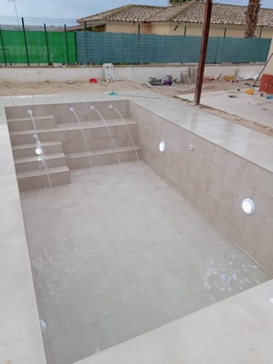Piscina de lujo en proceso: optimización de espacio y confort Piscina de lujo en proceso: optimización de espacio y confort